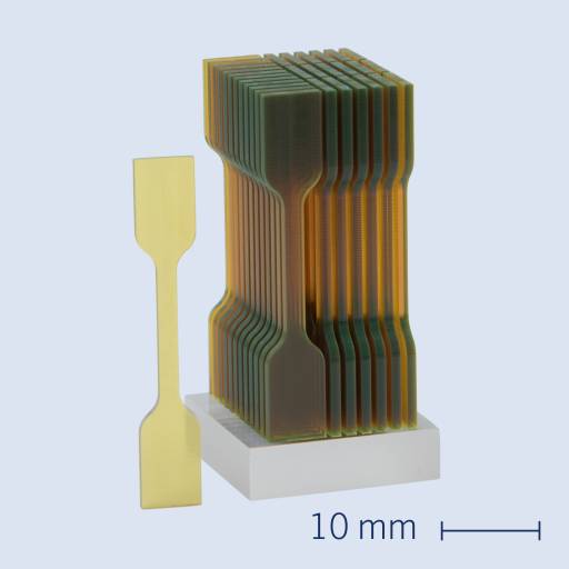 Durchbruch bei der Materialcharakterisierung von Mikrobauteilen: ISO-genormte Probekörper für die Materialzugprüfung mit einer Höhe von 35 mm, gedruckt mit dem NanoOne 2PP 3D-Drucker von UpNano.
