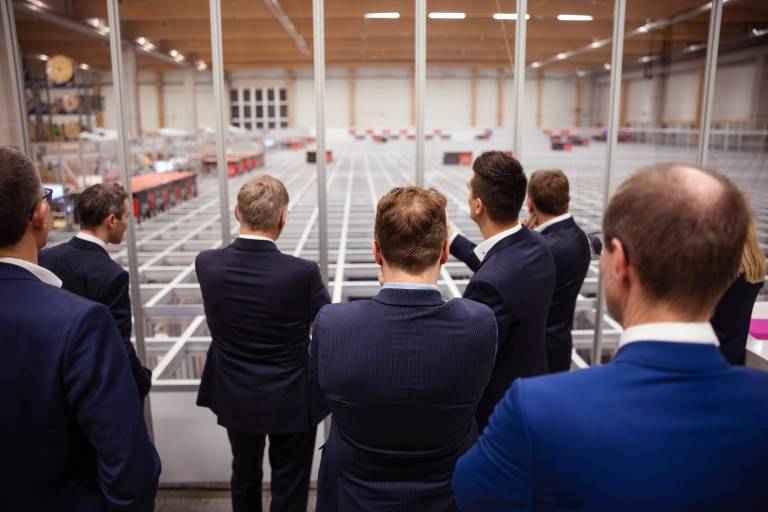 Am 23. Jänner fand die feierliche Eröffnung des neuen „Autostore“, einer teilautomatisierten Logistiklösung zur Handhabung von Kleinteilen, im Zentrallager in Weißkirchen an der Traun statt. 