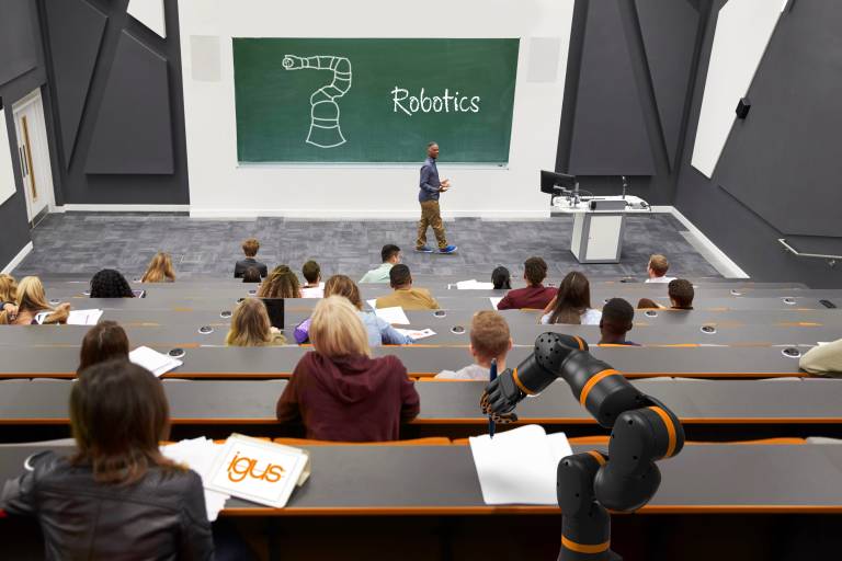 Mit seinem Robotik-Bildungsangebot möchte igus Automatisierungsexperten von morgen fördern. Junge Talente wie die Studierenden der TH Nürnberg nutzen Industrie-Robotik von igus zu Bildungspreisen und können ihr Fachwissen bei einem Besuch in Köln vertiefen.