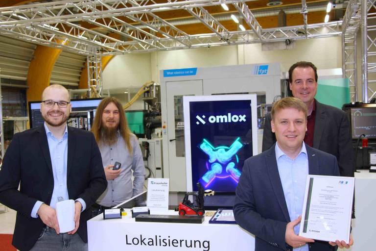 Das Fraunhofer-Institut in Lemgo wurde als weltweit erstes Prüflabor für omlox zugelassen (v.l.n.r.): Florian Hufen, Florian Jungbluth, Harry Fast und Dr.-Ing. Holger Flatt. 
(Bild: Fraunhofer IOSB-INA)
