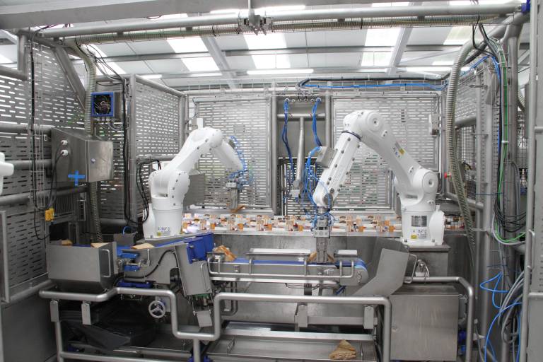 Industrieroboter von Kuka werden zur Handhabung von Lebensmitteln eingesetzt.