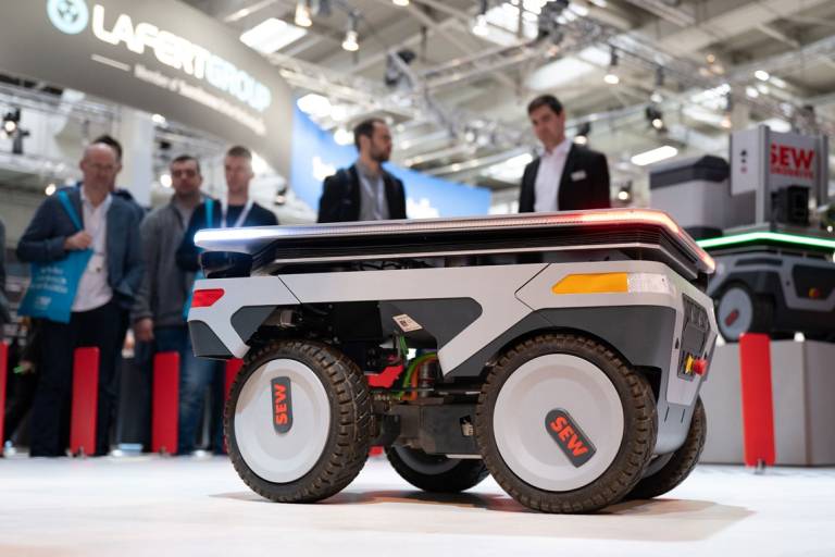 Im Application Park auf der Hannover Messe werden intelligente Robotersysteme, autonom fahrende Geräte im Einsatz, neueste KI-Anwendungen in der Robotik, Bilderkennungstools sowie virtuelle Plattformen gezeigt.