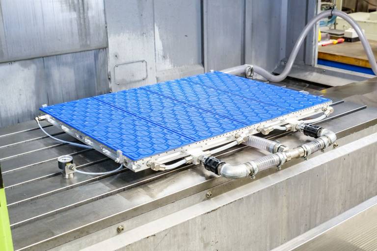Der Aufbau aus Matrixplatte, Innospann Steel-Plate und FlexMat sorgt für einen sanften und sicheren Halt der sensiblen Werkstücke. 
