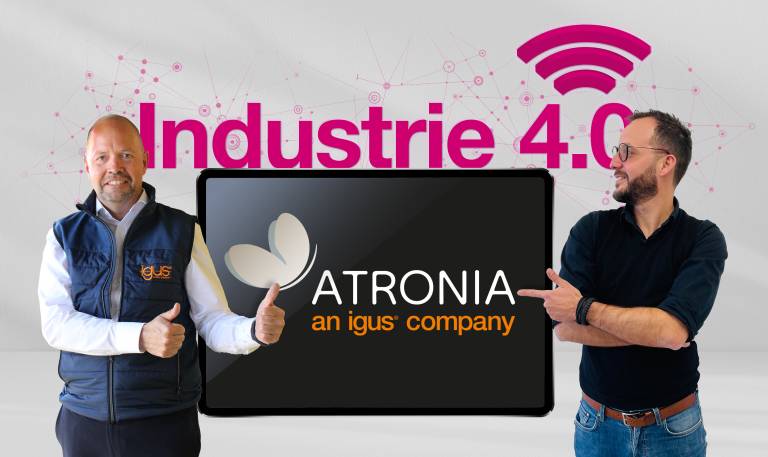 Michael Blass, Geschäftsführer igus e-kettensysteme, und Carlos Alexandre Ferreira, Manager bei Atronia Tailored Systems, freuen sich über die gemeinsame Entwicklung von neuen Industrie 4.0 Produkten. 