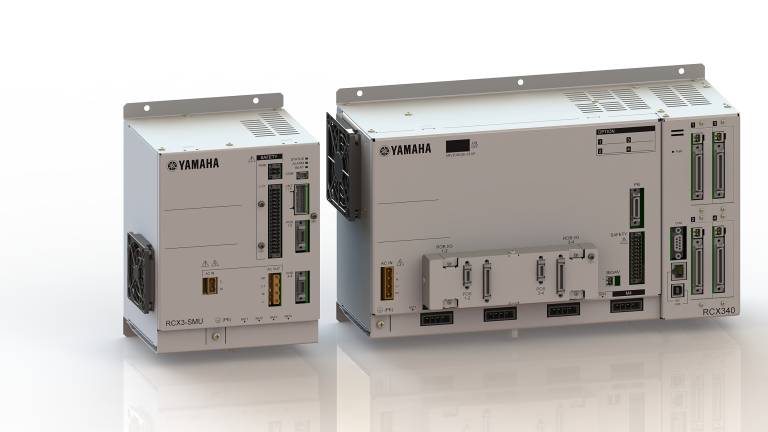 Das Überwachungsgerät RCX3-SMU ist optional erhältlich und wird mit den erforderlichen Komponenten zum Verbinden mit Steuerungen der RCX-3-Serie geliefert. Im Bild: RCX3-SMU (links) und der RCX340.