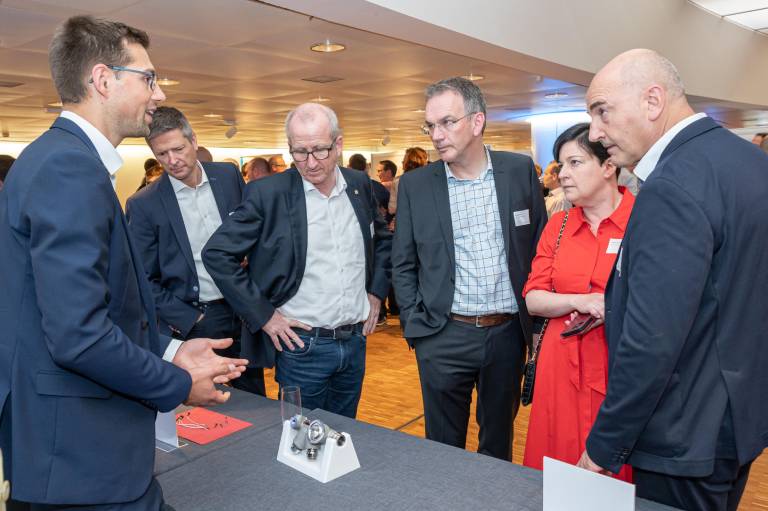 Beim jährlichen Innovatorentreffen zeigen die Erfinderinnen und Erfinder der Endress+Hauser Gruppe ihre Entwicklungen. 