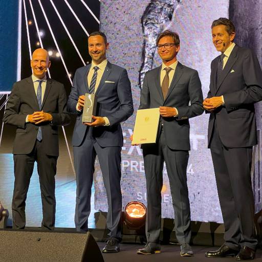 Martin Kocher (links), Bundesminister für Wirtschaft und Arbeit, und Harald Mahrer (rechts), Präsident der Wirtschaftskammer Österreich, überreichten den Exportpreis 2024 in Silber an Johannes Petrowisch (2. von links), Managing Director Copa-Data Central Eastern Europe / Middle East, und Lukas Punzenberger (2. von rechts), Director Product Management bei Copa-Data und Sohn des Unternehmensgründers und CEOs Thomas Punzenberger. 