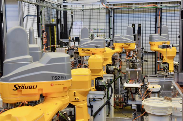 Fünf hochdynamische Stäubli Scara-Roboter vom Typ TS2-60 übernehmen die Handhabung winziger Zuführteile. (Bilder: Ralf Högel)