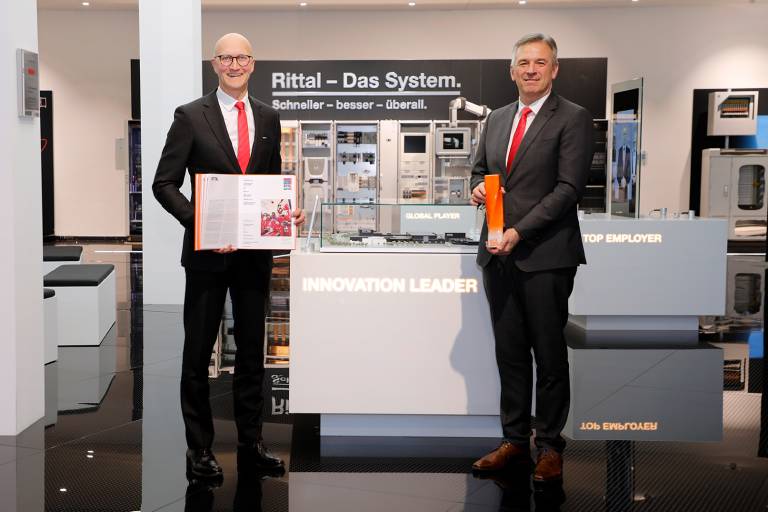 Markus Asch (rechts), CEO Rittal International und Rittal Software Systems, und Ulrich Engenhardt, Chief Business Unit Officer von Rittal, mit dem „Best of Industry Award“. 