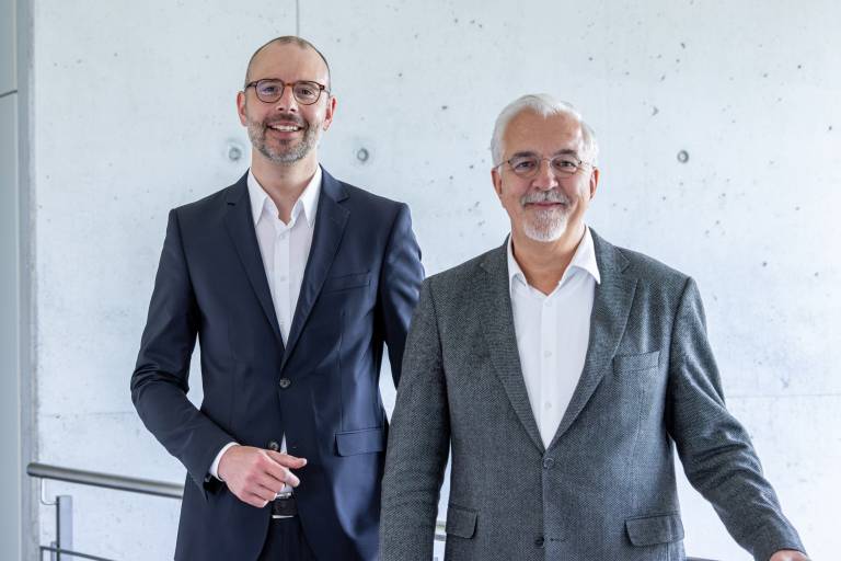 Dr. Tobias Weber (links) die Geschäftsführung der Wörner Automatisierungstechnik übernommen. Der geschäftsführende Gesellschafter Detlev Haas (rechts) freut sich über den Neuzugang.