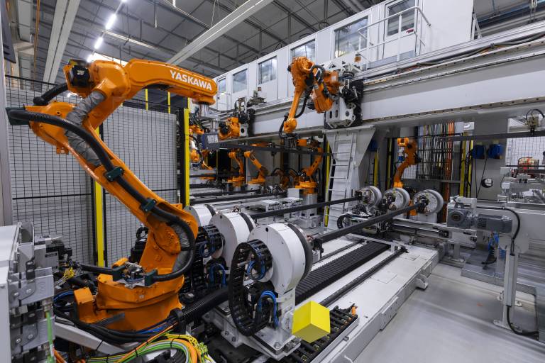 Insgesamt 18 Motoman-Roboter von Yaskawa arbeiten in der neuen, vollautomatischen Schweißanlage für Gerüstteile bei Peri Hand in Hand. 