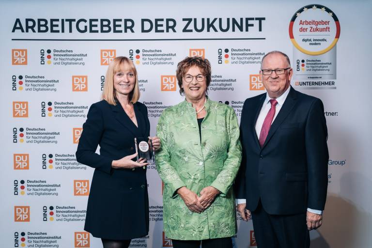 CEO Susanne Szczesny-Oßing (links) und CSO Robert Stöckl nahmen für EWM den Award „Arbeitgeber der Zukunft“ der Deutschen Unternehmer-Plattform für Digitalisierung und Nachhaltigkeit (vertreten durch Brigitte Zypries) entgegen.