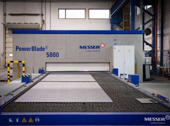 Die Lasermaschine PowerBlade mit Umhausung in der neuen Produktionshalle bei Chemet in Tarnowskie Góry (PL). (Bilder: Chemet)