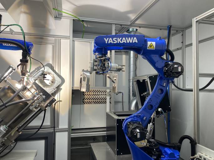 Handling- und Schweißroboter arbeiten „Arm in Arm“: In einer kompakten Anlage übernehmen zwei Yaskawa Motoman Industrieroboter das gesamte Bauteil-Handling und den Schweißprozess.

(Bilder: Roland Ruegenberg GmbH)