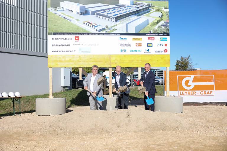 Spatenstichfeier für die Erweiterung des TGW-Headquarters in Marchtrenk (v.l.n.r.): Landeshauptmann Thomas Stelzer, TGW-CEO Henry Puhl und Bürgermeister Paul Mahr.