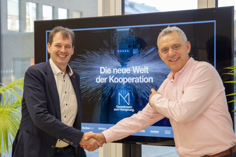 Bernd Hillbrands, CEO Orgadata AG und Thomas Weber, GF Netzwerk Metall (v. l. n. r.) freuen sich auf die Partnerschaft.