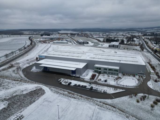 Industriebau mit CO₂-reduziertem „grünem Stahl“: Das EMW Stahl-Service-Center nimmt eine neue Versandhalle in Betrieb.


