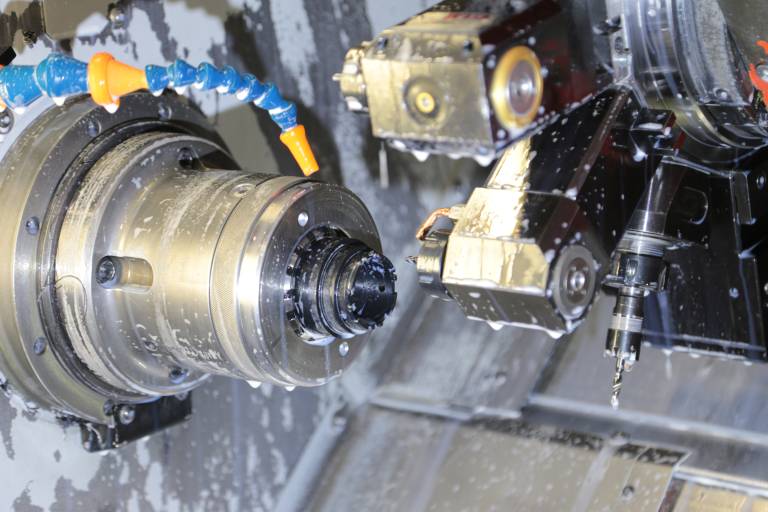 Besonders die Kunststoffbearbeitung bei der Weirather Maschinenbau und Zerspanungstechnik GmbH stellt hohe Ansprüche an den Kühlschmierstoff. Zuverlässige Bearbeitung, ohne den Werkstoff anzugreifen und den Mitarbeiter zu schützen, steht dabei im Vordergrund.