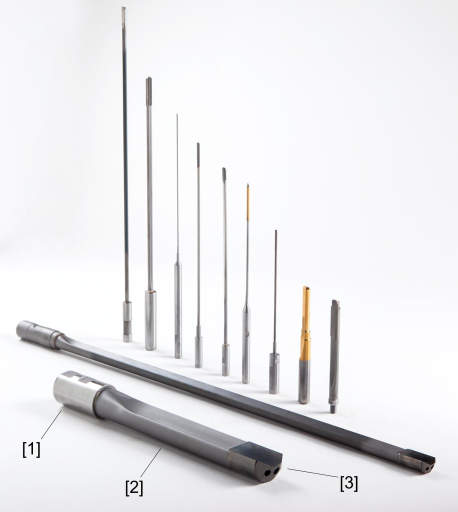 Während gelötete Einlippentieflochbohrer aus drei Komponenten bestehen – Einspannhülse [1], Profilrohr aus Stahl [2] und Hartmetallbohrkopf [3] – werden beim Vollhartmetall-Einlippenbohrer nur zwei Komponenten verwendet, nämlich Einspannhülse [1] und VHM-Bohrschaft [3].