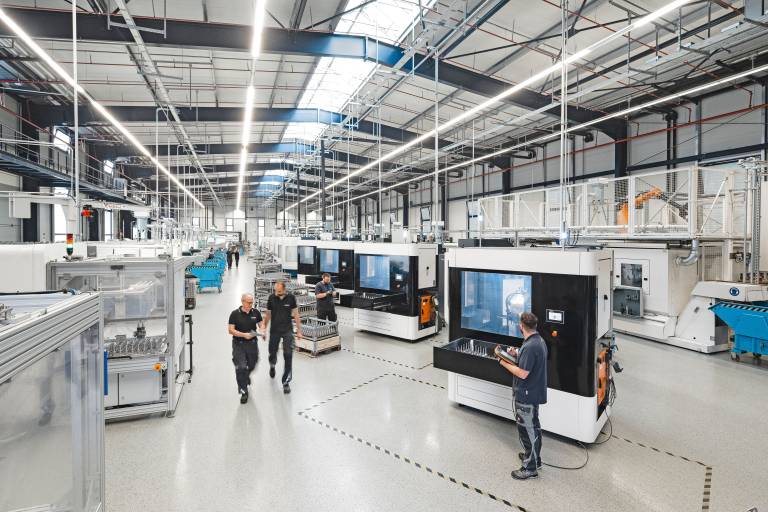 Von den 800 Mitarbeitern weltweit arbeiten ca. 500 am Fertigungsstandort in Igenhausen (D) mit modernem, energieeffizientem Maschinenpark und sehr hohem Automatisierungsgrad bei großer Fertigungstiefe. 