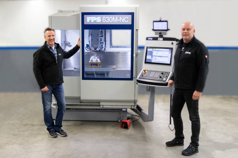 Robert Schmid (links) und Armin Szeike führen die Geschäfte der FPS Werkzeugmaschinen GmbH und legen großen Wert auf eine hohe Fertigungstiefe.