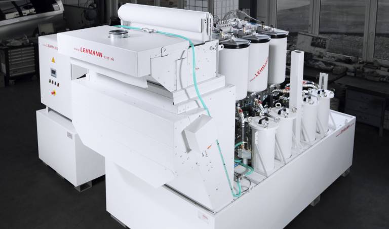 Die zentrale Filteranlage der Lehmann-UMT bereitet die verwendeten KSS energieeffizient auf, stellt dabei eine Filterfeinheit von 2,0 µm sicher und kühlt das Schleiföl, um eine optimale Produktion zu gewährleisten. 