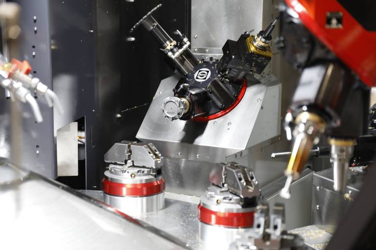 Rundtaktmaschinen von Sema Maschinenbau kommen bei der Serienbearbeitung von Stückzahlen ab 500.000 zum Einsatz. Bis zu 20 Bearbeitungseinheiten und prozessoptimierte Sonderwerkzeuge von Walter sorgen für extrem geringe Taktzeiten. 