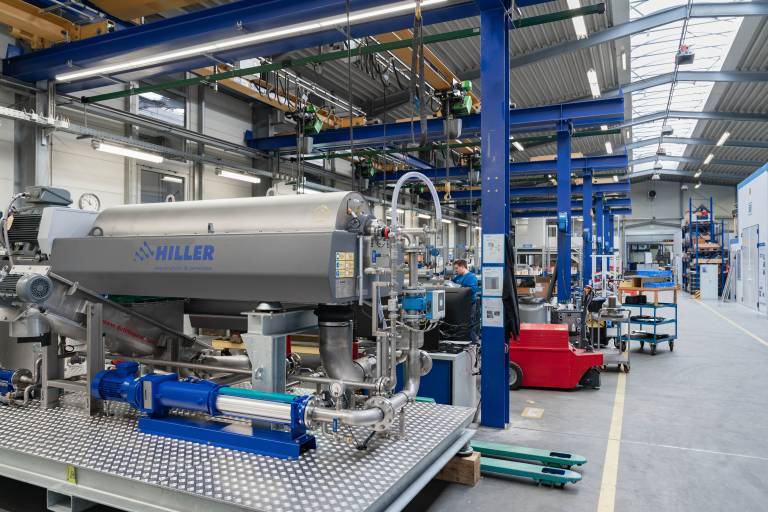 Seit mehr als 50 Jahren konzentriert sich die Hiller GmbH auf die Entwicklung von Dekantier-Zentrifugen und Komplettanlagen zur Fest-Flüssigtrennung in der Kleinstadt Vilsbiburg in Bayern. Über 6.500 Zentrifugen befinden sich bereits weltweit im Einsatz. Jährlich werden in etwa 200 Dekantier-Zentrifugen weltweit an Kunden ausgeliefert.