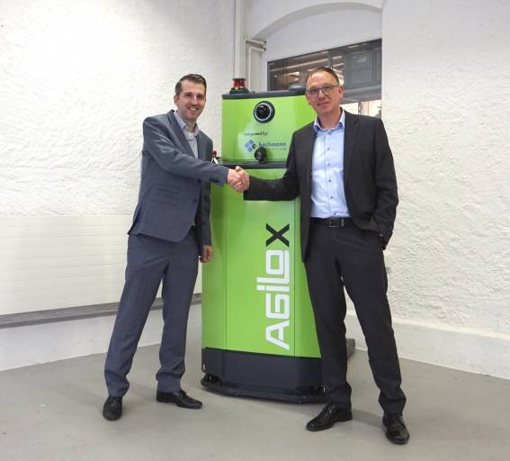 Jürgen Widmann, CEO von EVO und Marc Strub (links), CEO von Bachmann Engineering, freuen sich über die Komplettlösung für die Integration von Mobilrobotern in die zerspanende Fertigung.