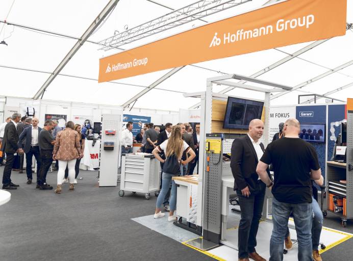 Während der Hausmesse World of Tools 2024 stellt die Hoffmann Group vom 18. bis 20. Juni 2024 neben 115 Mitausstellern unter anderem das neue automatisierte Garant-Beladesystem aus.