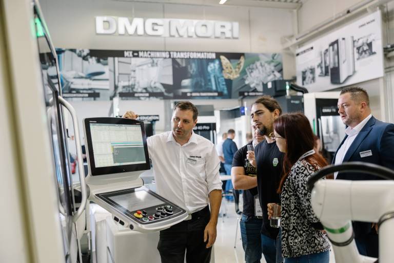 Der DMG Mori Standort in Stockerau bietet eine Academy, die speziell für Trainings- und Weiterbildungsmöglichkeiten für seine Kunden in der österreichischen Fertigungsindustrie konzipiert wurde.
