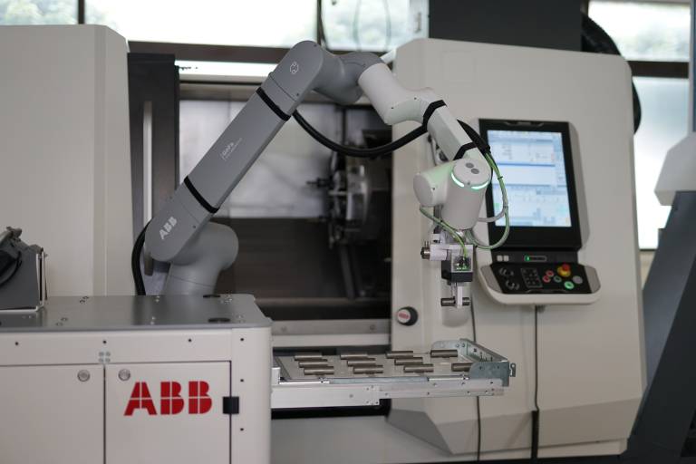 ABB-Cobots und Schunk-Greifsysteme zeigen Anwendungen in der automatisierten Maschinenbeladung.
