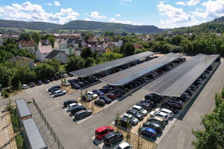 Die drei Photovoltaik-Carports von Mapal in Aalen erzeugen eine Gesamtleistung von 500 kWp.