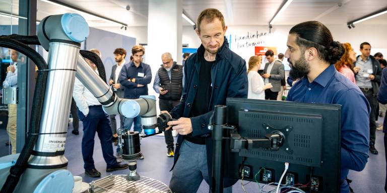 Wenn der Roboter neben der Maschinenbeladung auch das Oberflächenfinish übernimmt, lassen sich Stillstandzeiten minimieren. Bei den Expert Days teilen Spezialisten ihre Erfahrungen.